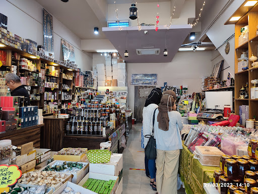 Habib Yasalam (HabibAlMadinahMarket)