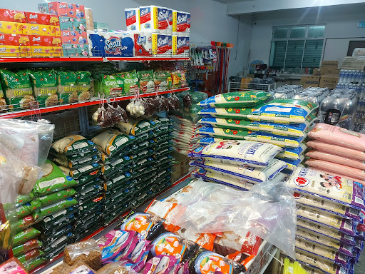 Kedai Runcit Along dan Kak Pah