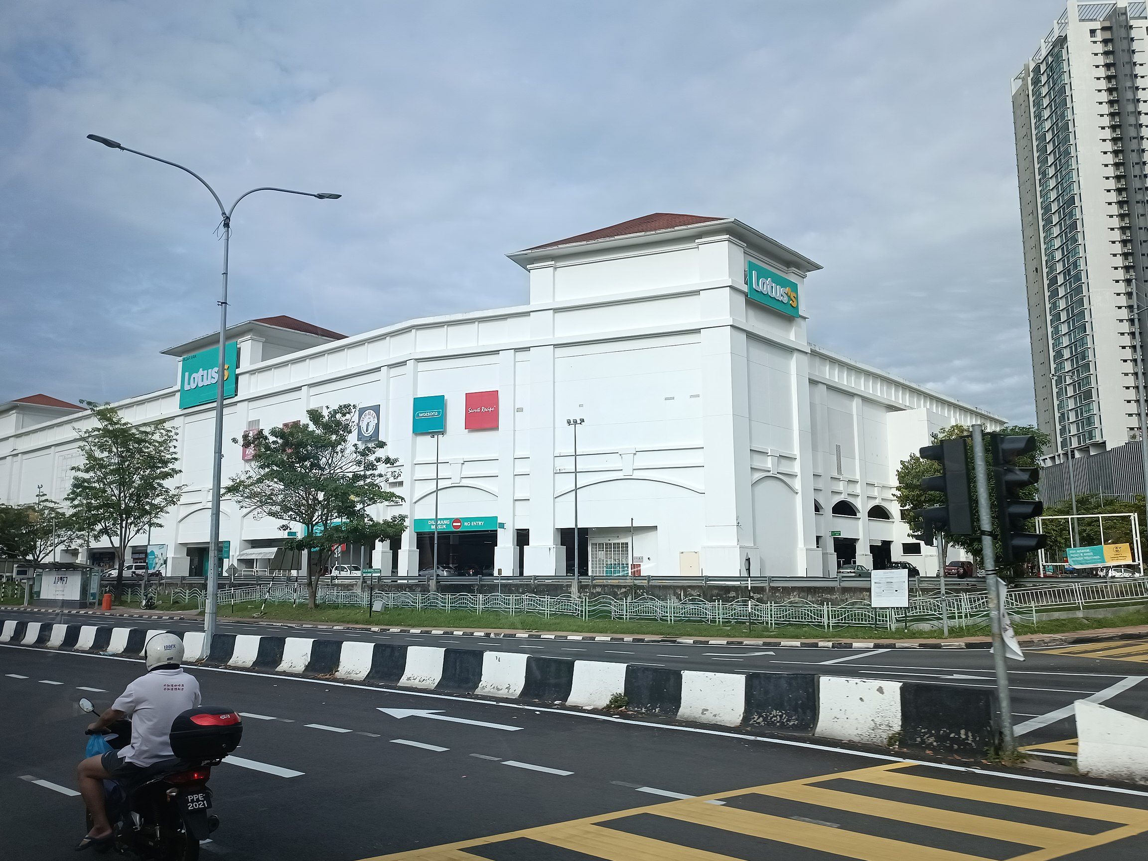 lotuss tanjung pinang
