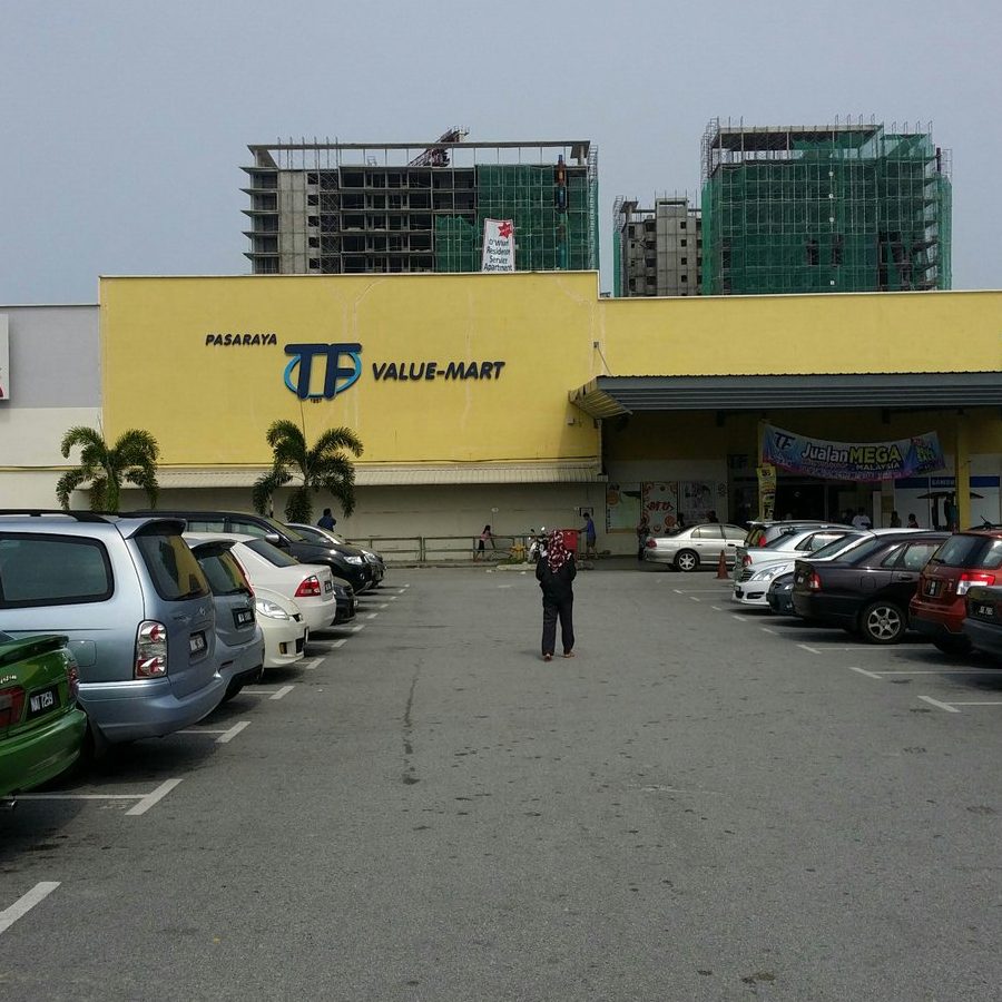 pasaraya tf parking lot